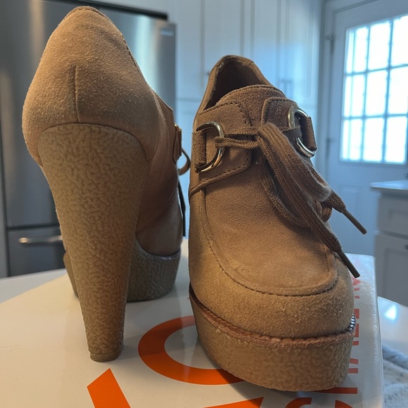 Michael Kors Tan Suede Platform Shoe Size 7   5 inch Heel/1 inch Platform - Picture 3 of 4
